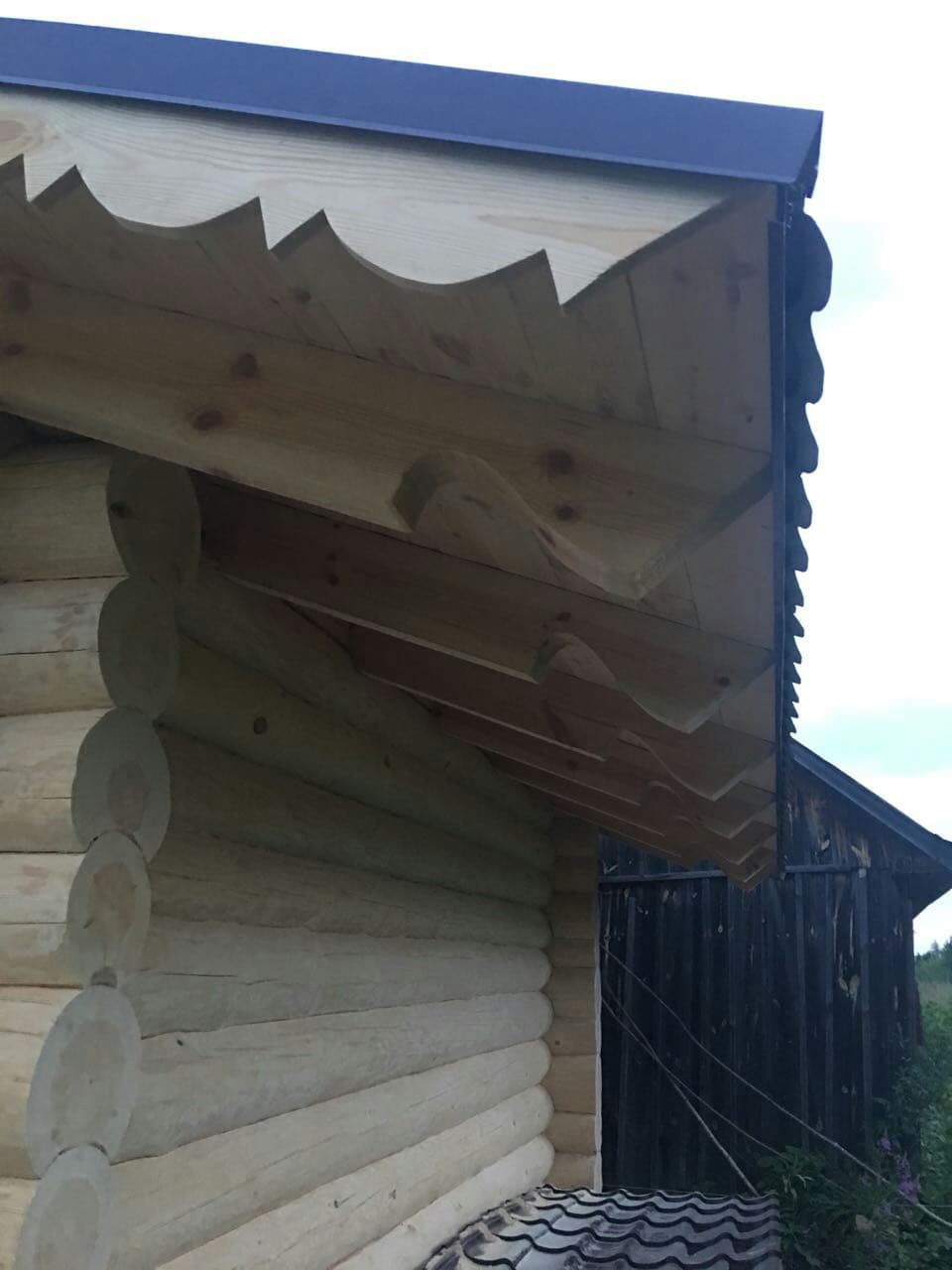 Декоративный карниз и рубленый угол дома из бревна