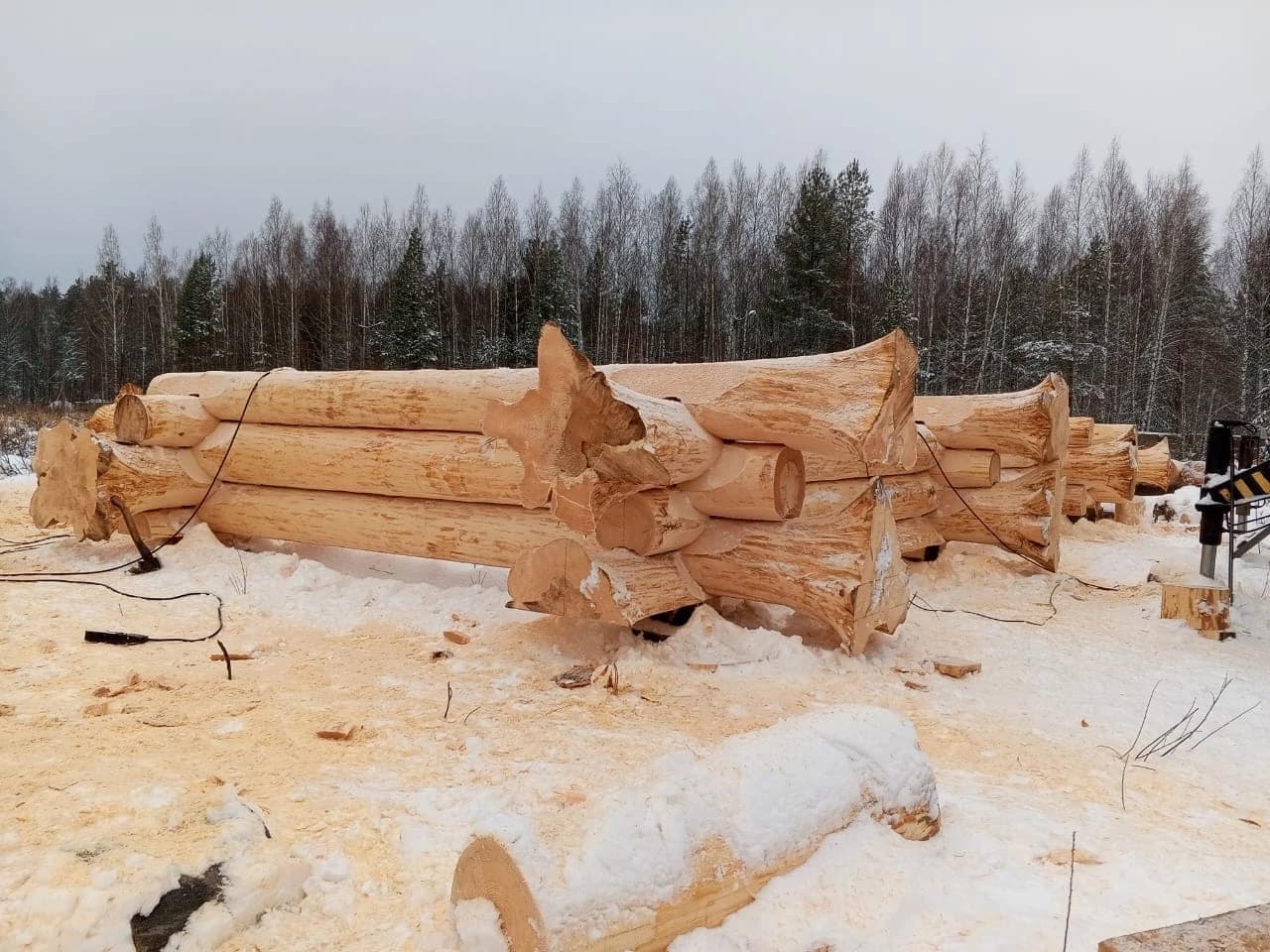 Зимняя рубка сруба на производственной площадке